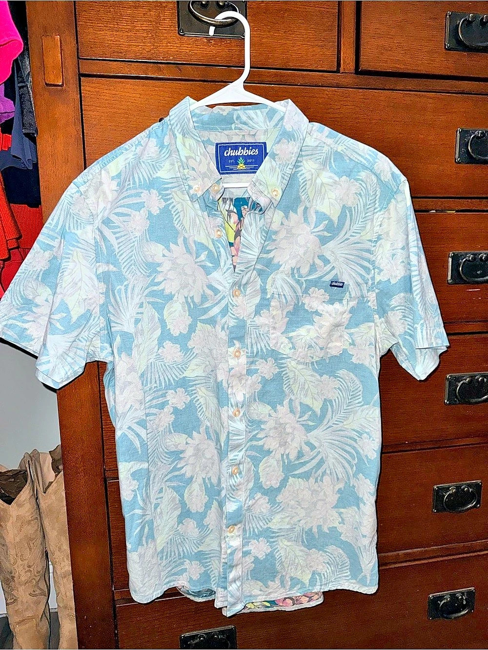 Chubbies Floral Button Down in Blue & White Size Large Like New